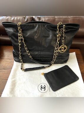 💎RARE 💎
LARGE CHANEL SHOPPER TOTE WITH ZIPPER CLOSURE with pouch